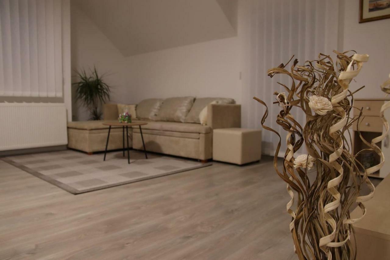 Apartman F&F Otočac Екстериор снимка